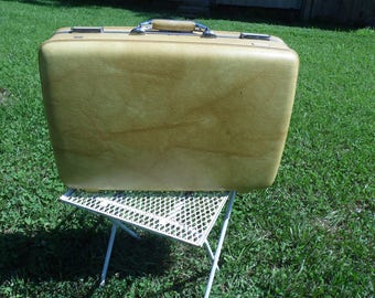 American Tourister maleta medio vintage oro maleta jaspeado con amarillo interior para viaje, exhibición, almacenamiento, foto o jugar apoyos
