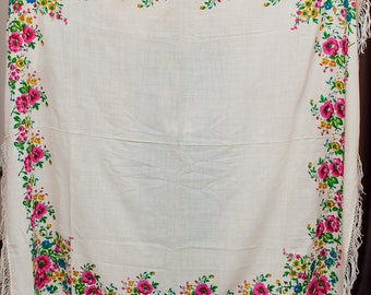 Vintage shawl. Fringed coverlet, tablecloth scarf Wedding shawl. Babushka Russian Hustka chale foulard russe, scialle fiori, ukrainian scarf