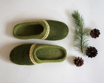 Green slippers for women "Pinewood's colors". Handmade slippers from wool. 100% natural. Gift for her.