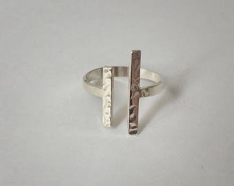 Ring silver band 2 bars hammered. Hermes style