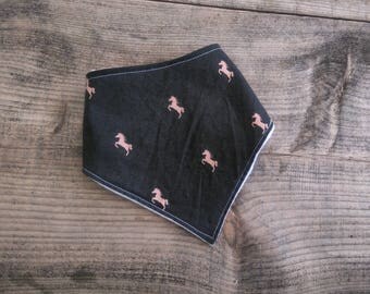 Chevaux rose Bavoir bandana bavette bebe, cadeau de naissance / Pink Horses Baby Bandana bib , shower gift