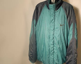90s Nike Dark Green Black Puffy Coat BIG LOGO Swoosh Sz 2XL XXL White Tag Streetwear Basketball Grunge 1990s Big & Tall Baggy Oversize Zip