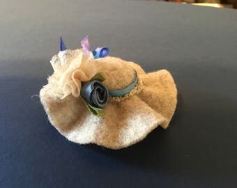 your 1/12 scale dolls will be ready for the garden party in this stylish ruffle brim hat with lace and silk ribbon.