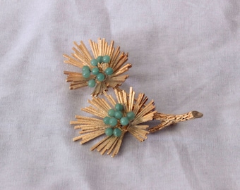 1950s gold floral brooch with green beads