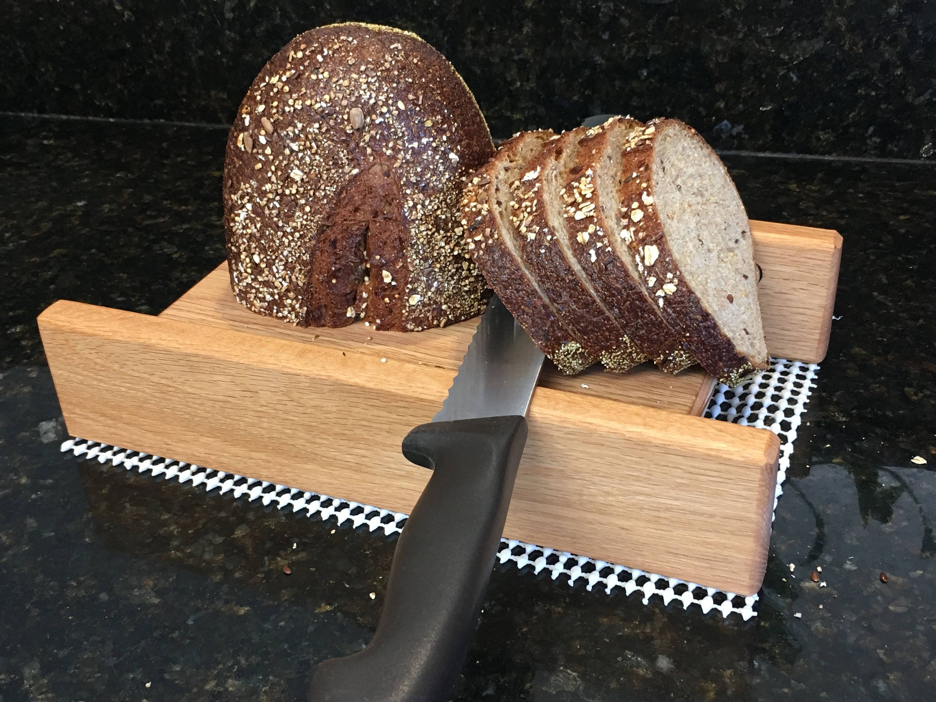 Basic One Thickness Horizontal Bread Slicing Guide. Includes Anti slip Mat