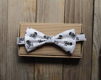 White bow tie with black skulls, cotton fabric, adjustable necklace, preannodato