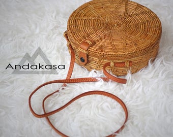 Round Ata Rattan woven Shoulder Bag with unique Clip, Unique Summer Round Bag with Star Pattern , A Perfect Birthday Gift for Her
