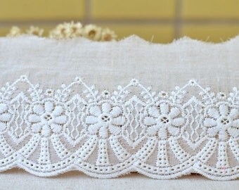 Off white eyelet 7cmx1.5metre REF 1222
