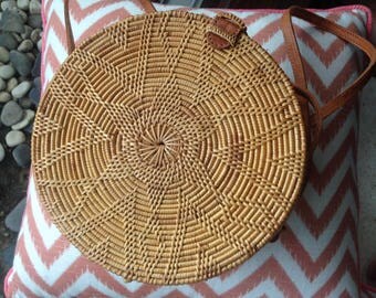 Flores Round handbag, Round straw bag with flower pattern, rattan round shoulder bag,Round shoulder bag, Woven boho bag, woven vintage bag