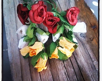 Set of 16 small artificial roses, yellow, white and red buttons