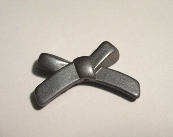 Plastic Pearl Grey Reef knot 33 x 21 mm