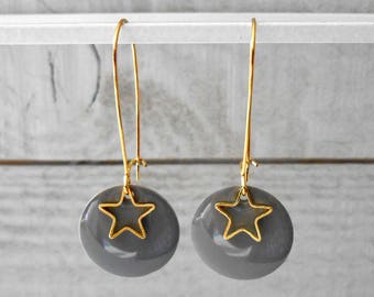Gold earring, enamelled grey sequin