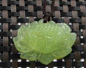 Natural Green Xiu Jade Carved Tibet Buddhist Auspicious Lotus Amulet Talisman Bead Pendant 30mm x 20mm T2269