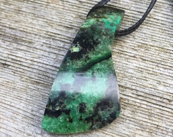 Hand Carved Maw Sit Sit Pendant Necklace