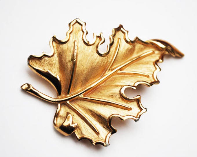 Crown Trifari Leaf Brooch - gold Floral oak leaf - Mid Century Pin