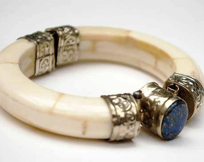 Boho Chunky Bone Lapis bracelet - Blue gemstone - Creamy white brown bone with silver metal - Hinged bangle - India - clamper