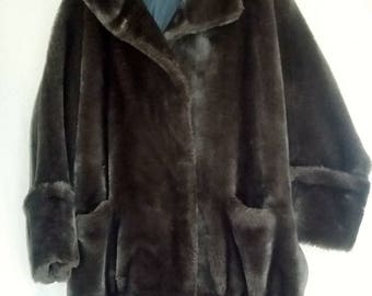 MANTEAU AGORKA EN FAUSSE FOURRURE GRIS DOUBLE EN BEMBERG GRIS