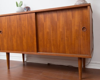 Danish Teak Sideboard / Scandinavian Teak Wood Buffet Credenza Cabinet / Hallways Cupboard Console for Storage Table