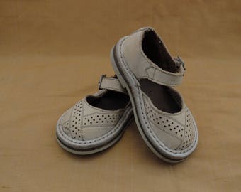 Adorable girls vintage cream leather shoes, mary janes, shoes, formal, new old stock,