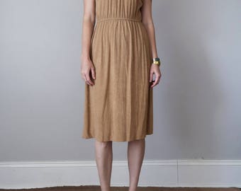 70s dress / caramel terry cloth v-neck short sleeve fitted waist (s - m)