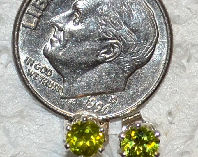 Peridot Studs, 4mm round, Natural, Set in Sterling Silver E1094
