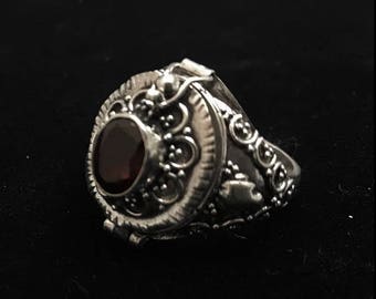 Vintage garnet & sterling silver poison ring - compartment ring - Bali style- size 6