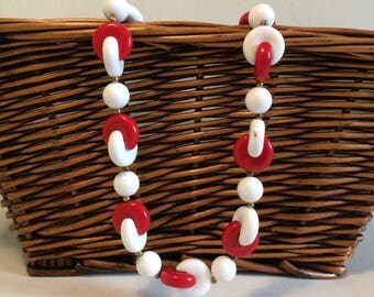 Retro Necklace, Vintage Beads, Plastic Necklace, Vintage Plastic Beads, Retro Jewellery, Retro Style, Red and White Necklace, Red Beads