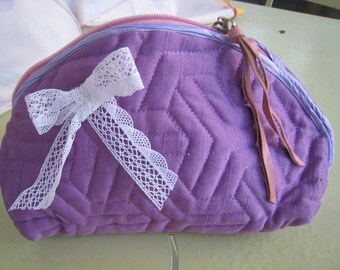 Trousse à maquillage, trousse de toilette, en tissu matelassé mauve