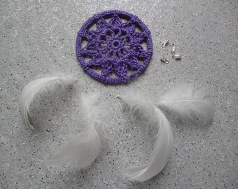 1 Breloque attrapeur de rêves, dreamcatcher, et quatre plumes d'oies naturelles, à finir soi-même.
