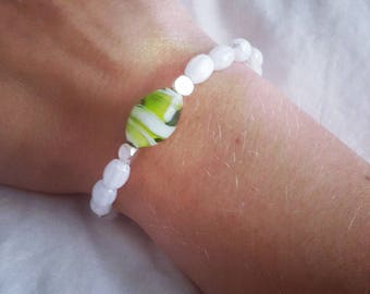 Stretchy bracelet with green glass bead accent