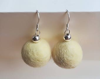 Silver Pendant Ecru wool