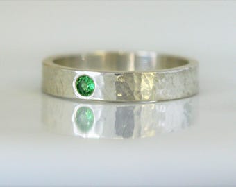 4mm bande large martelé en argent massif recyclé, éthique mariage, bague de fiançailles avec le grenat tsavorite.