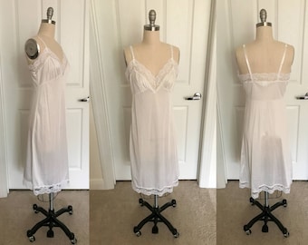 1990s True White Lace Nylon Slip // Size Medium