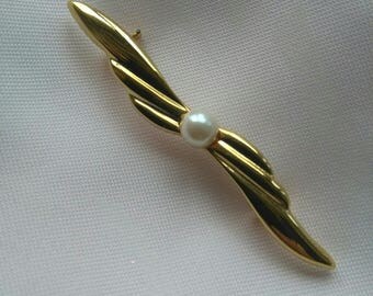 Vintage gold tone faux pearl brooch