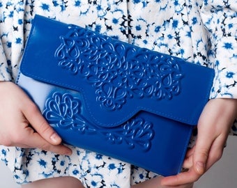 Standout clutch bag / blue clutch purse / slim clutch bag / classic envelope shape / floral brand in vinyl / standout accessory / 100% vegan
