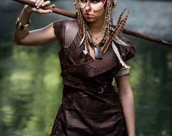 tabard en simili cuir marron style guerriere