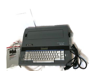 Vintage Smith Corona SD700 Electric Memory Typewriter -Spell Right 50,000 Word Dictionary, Erase / Word Correct, Extra Ribbon, FULLY WORKING