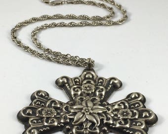 Poinsettia necklace | Etsy