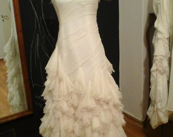 Wedding dress made of silk mousseline with ruffles and frills.