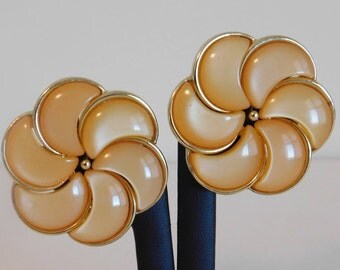 Pretty Vintage Signed Lisner Light Orange Colored Thermoset Flower Clip On Style Earrings - Signed Vintage Jewelry, Vintage Earrings