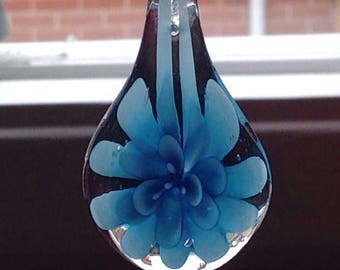 Pendentif Verre Fleur Bleue Murano/ BlownGlass/Assorti à Perles d'eau douce Lavande Iridescentes/Assemblage//Pendentif/Perles/Cadeau Femme