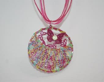 Pendant multicolored fantasy with lace to the time zones.