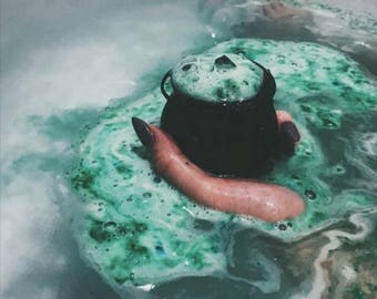 Boil And Bubble Witches Brew Scented Cauldron Dunker Bath Bombs!