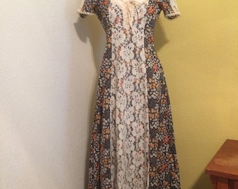 1970s Country Edwardian Victorian Prairie Corset Lace up Floral Dress