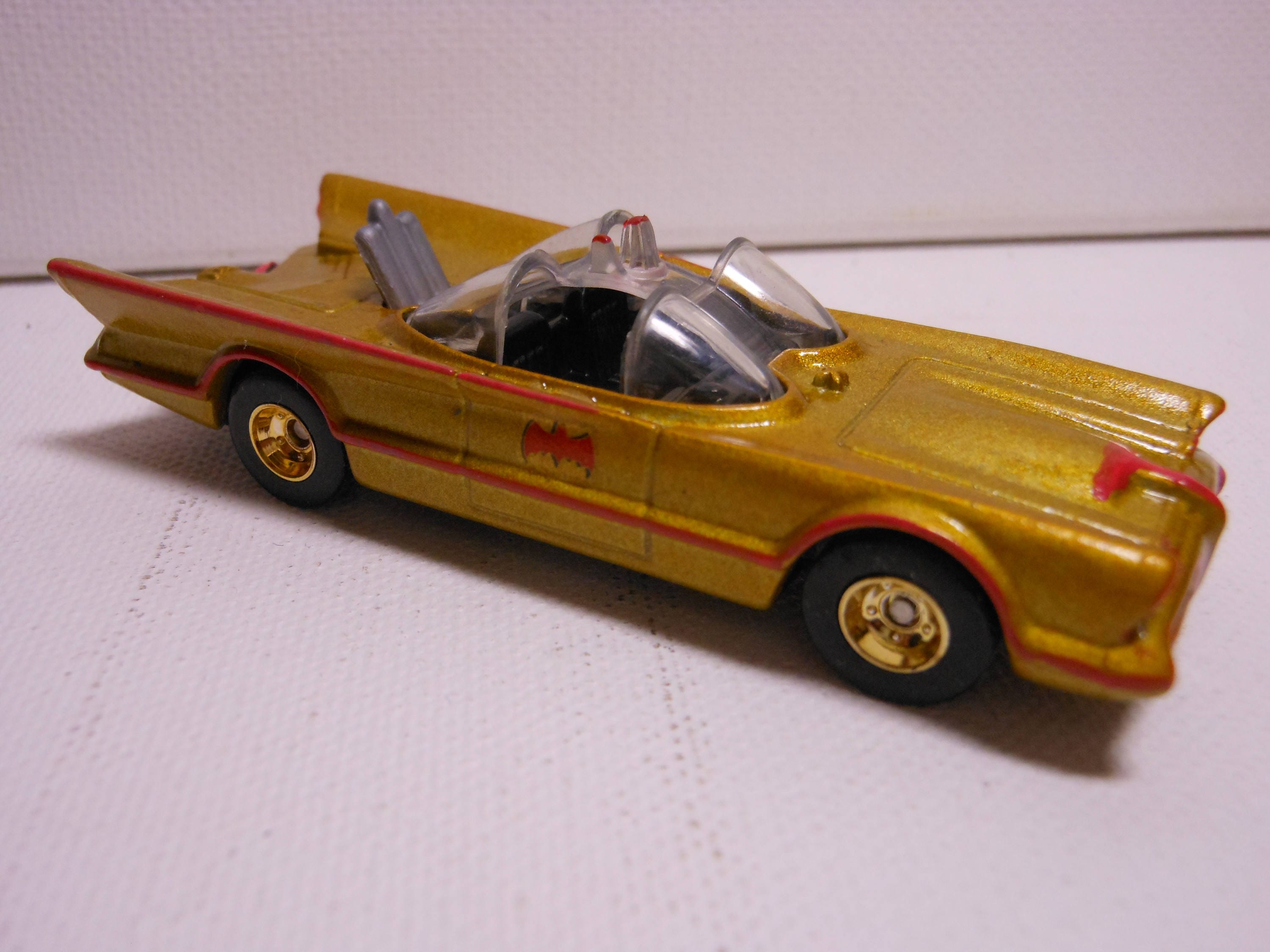 batmobile hot wheels dorado