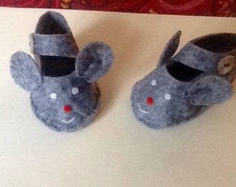 Felt baby booties little grey mouse.