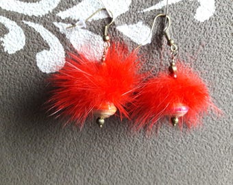 Paire de boucles d'oreilles pompon en fausse fourrure et perles en papier .
