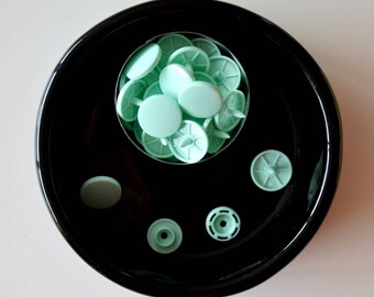 10 snap KAM T8 pastel green gloss with 2 identical T8 caps!