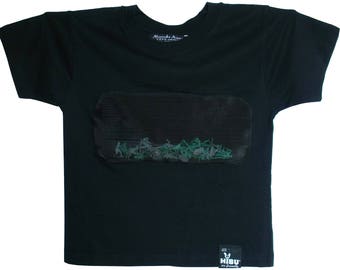 Eco t-shirt nera BIMBO  con SOLDATINI militari chiusi sotto rete. taglia 3-4 anni altezza bimbo 104 cm..100% cotone jersey pettinato.