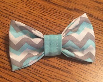 Zig zag gray, white, and blue Bow